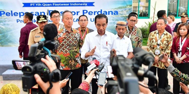 Presiden Jokowi Lepas Ekspor Perdana 16 Ribu Pasang Sepatu Ke Amerika Serikat
