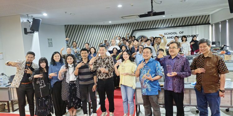 Desainer Muda Indonesia Unjuk Kreativitas pada Lomba Desain Alas Kaki APRISINDO Jawa Timur