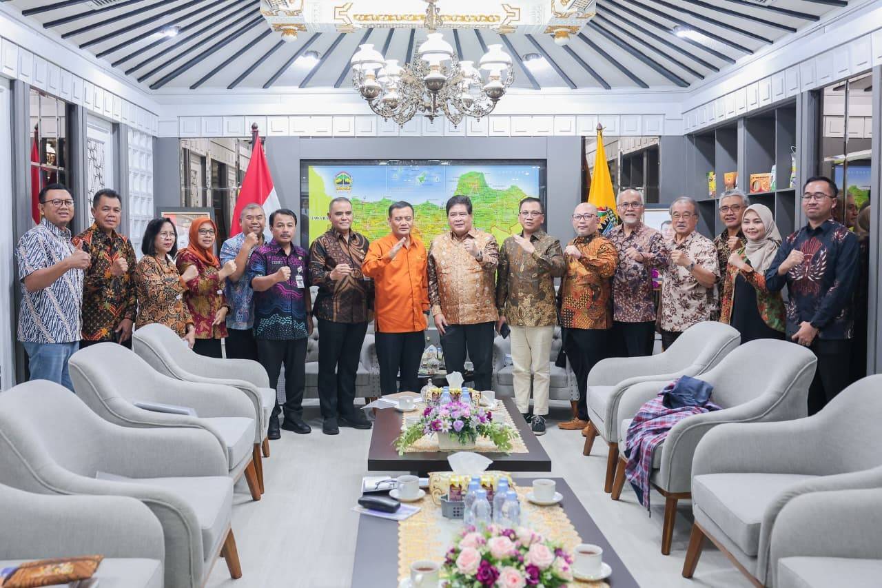 Ketua Umum APRISINDO Anton J. Supit dan APINDO mengadakan pertemuan denga Gubernur Jawa Tengah Ahmad Luthfi di Kantor Gubernur, Semarang Jawa Tengah