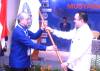 Ketua Umum APRISINDO Baru Anton J. Supit Menerima Bendera Pataka dari Ketua Lama Eddy Widjanarko